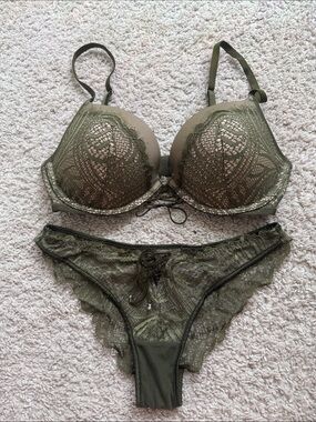Victoria Secret Very Sexy Push Up bra with lace Cheekini Panty set